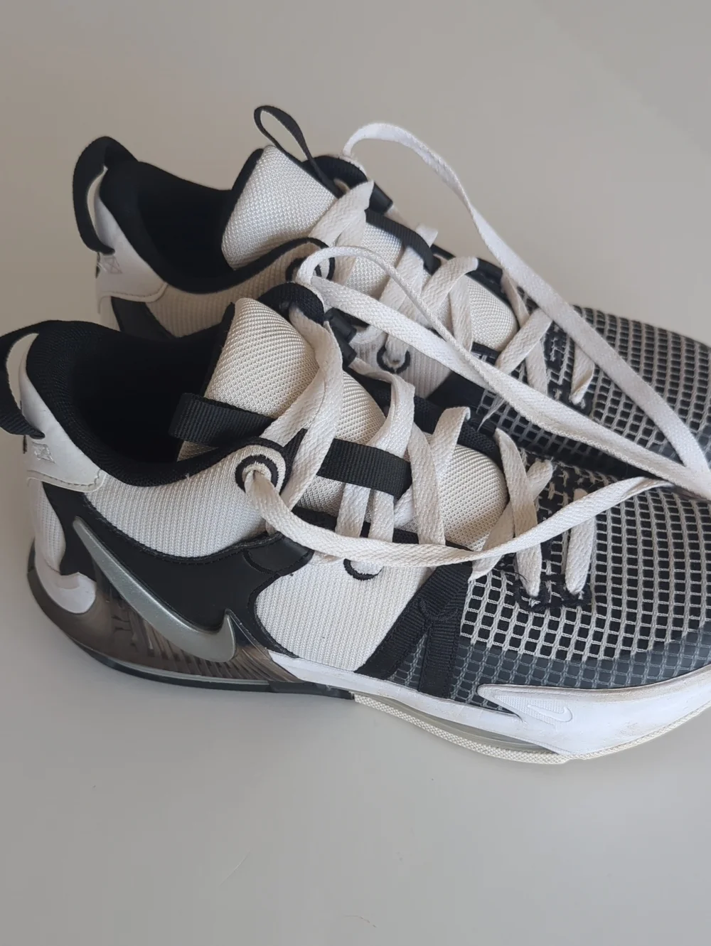 Nike LeBron Witness Shoes Size 5.5Y